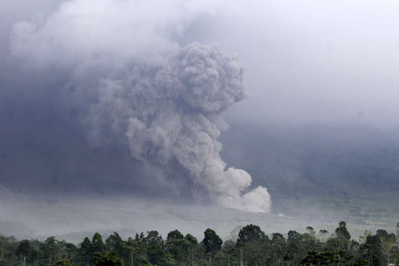 Aukščiausio laipsnio pavojus Indonezijoje: išsiveržė Semeru ugnikalnis