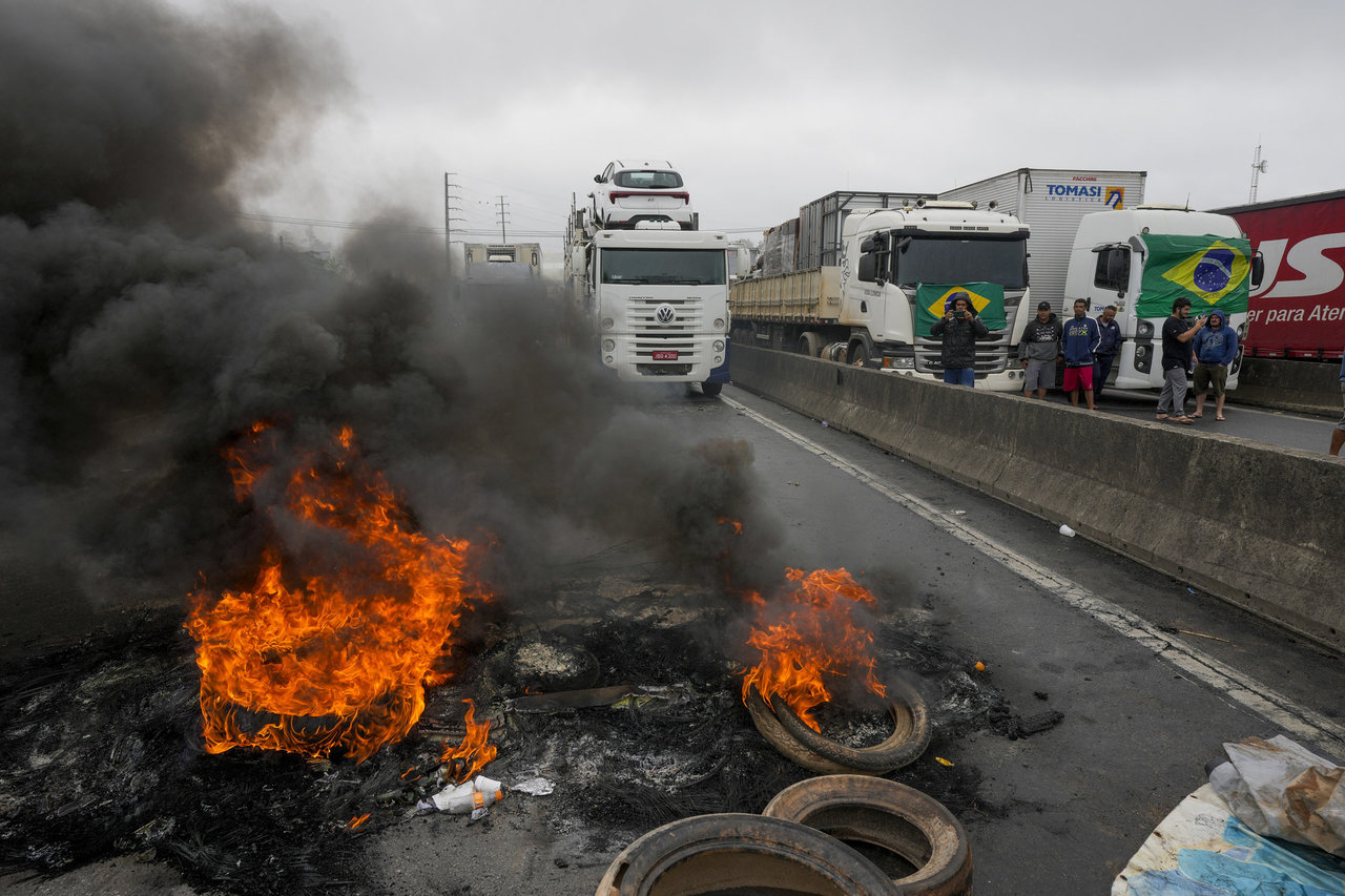 Brazilijoje protestuotojai po J.Bolsonaro pralaimėjimo antrą dieną blokuoja greitkelius