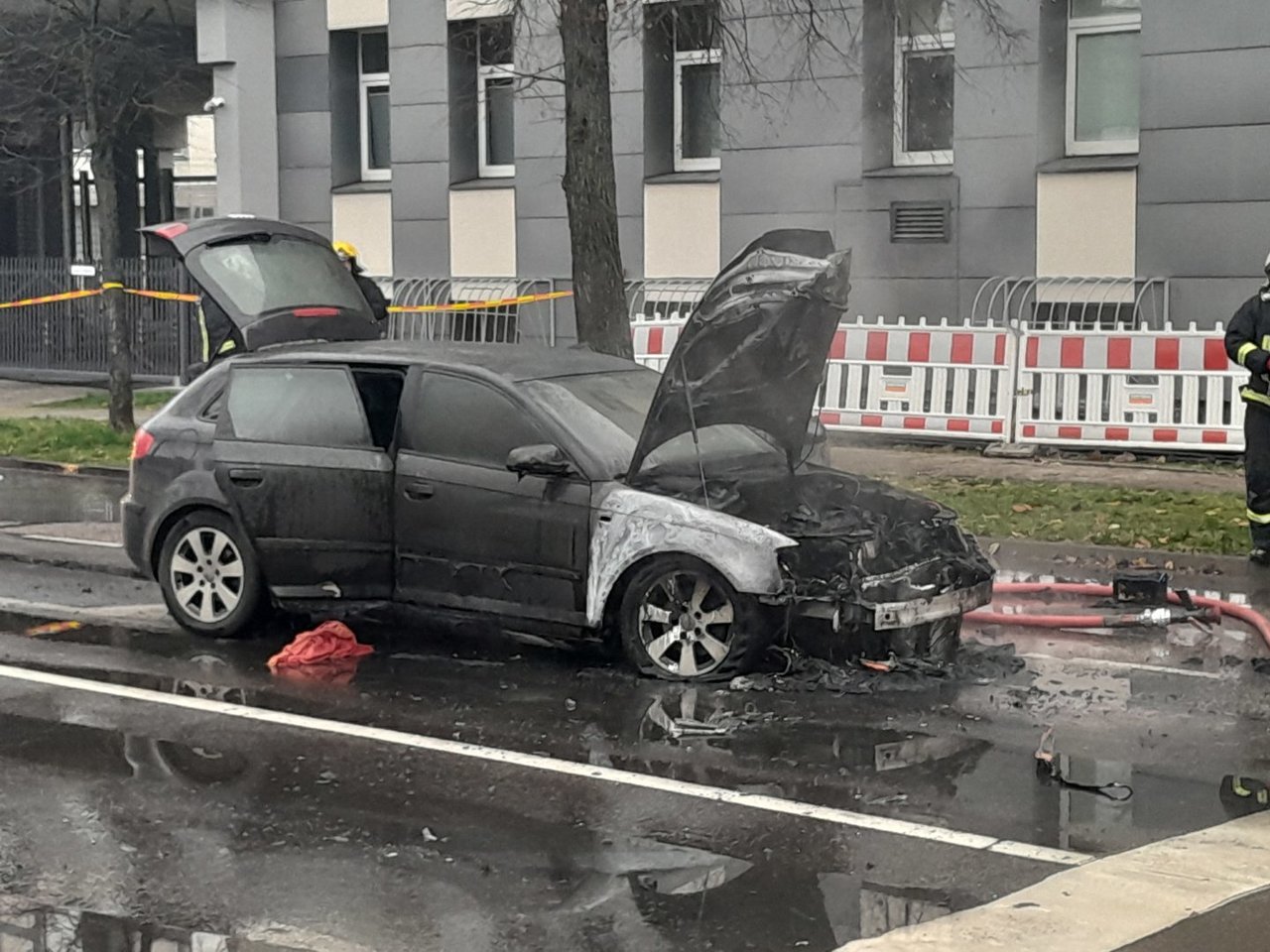 Vilniuje Mindaugo ir Kauno gatvių sankryžoje degė „Audi“