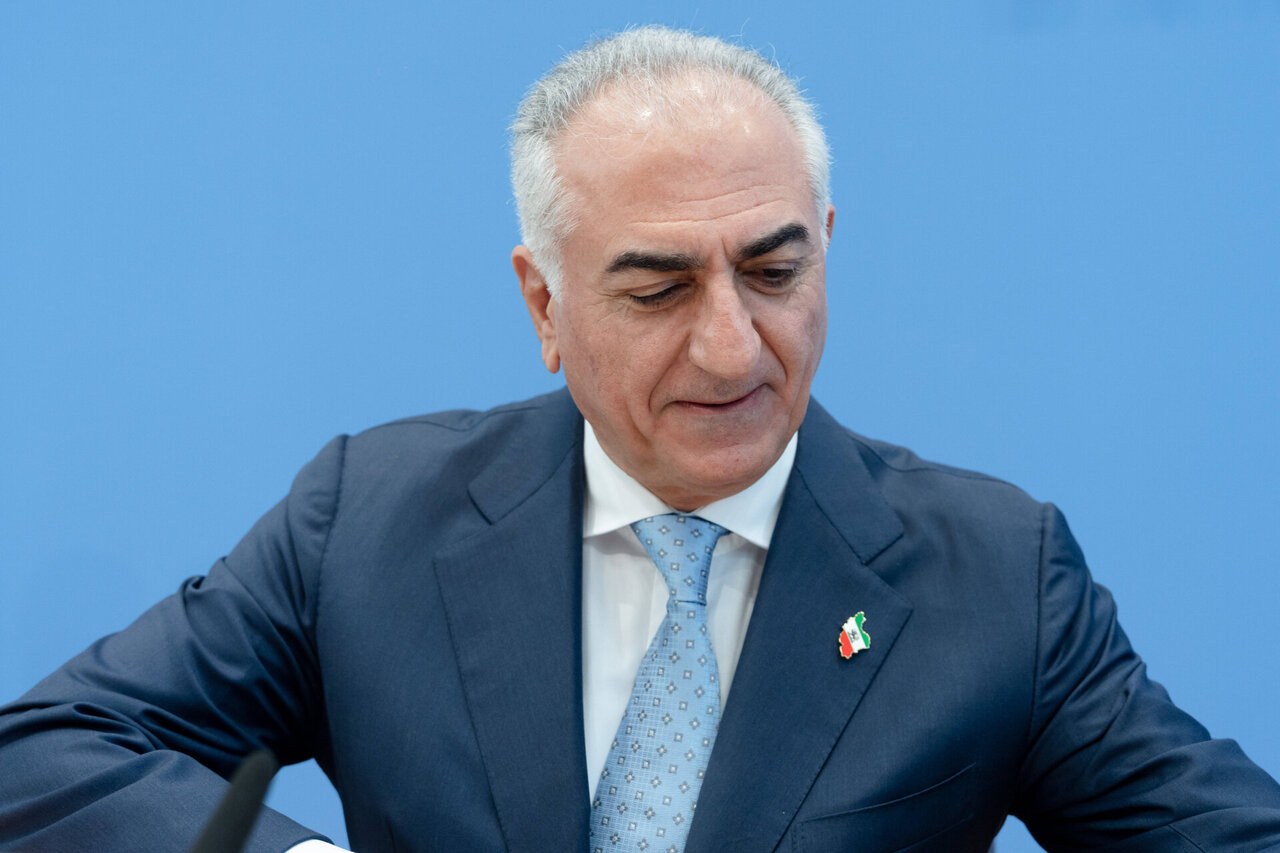 Tremtyje gyvenantis Irano sosto įpėdinis Reza Pahlavi Berlyne buvo apipiltas raudonu skysčiu