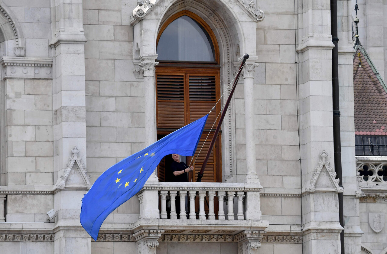 Naujoji Vengrijos parlamento pirmininkė nurodė ant pastato vėl i&scaron;kelti ES vėliavą
