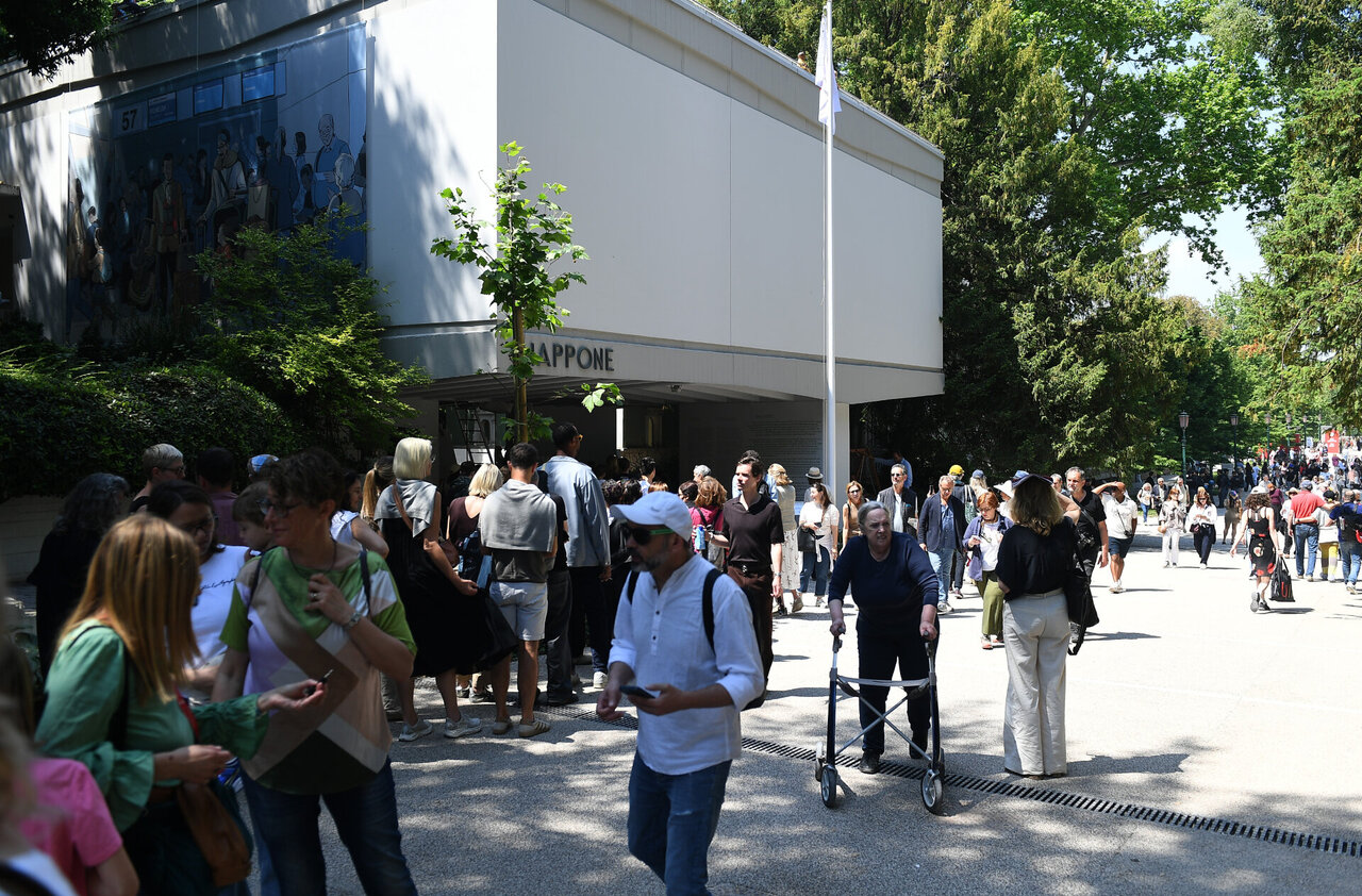 Iš Venecijos bienalės apdovanojimų traukiasi kone pusė menininkų