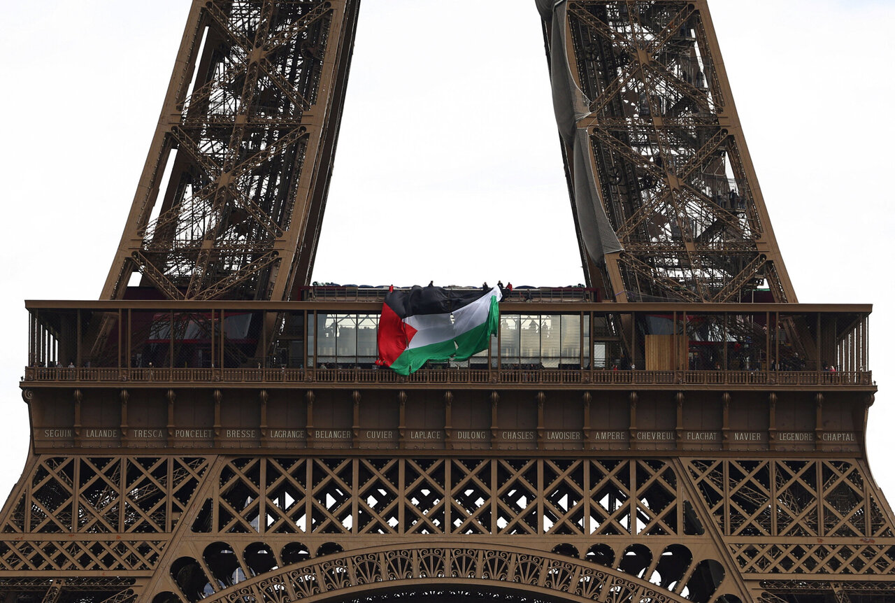 Prancūzijoje dėl palestiniečių vėliavos ant Eiffelio bokšto sulaikyti šeši žmonės