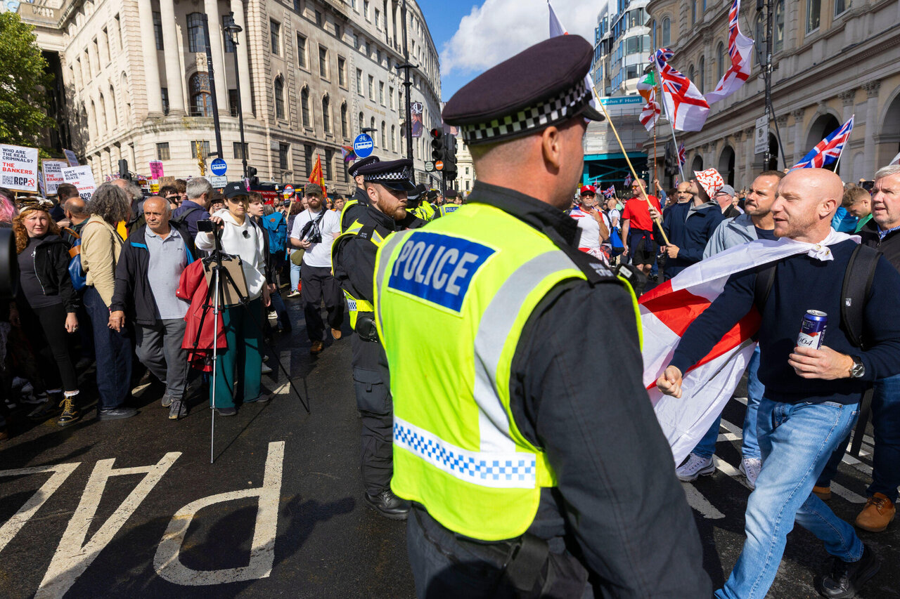 Londono policija ruo&scaron;iasi dideliam kra&scaron;tutinių de&scaron;iniųjų mitingui ir atsakomajai demonstracijai