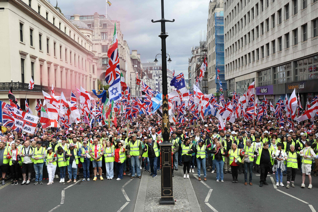 JK į kraštutinių dešiniųjų mitingą ir atsakomąją demonstraciją susirinko dešimtys tūkstančių žmonių