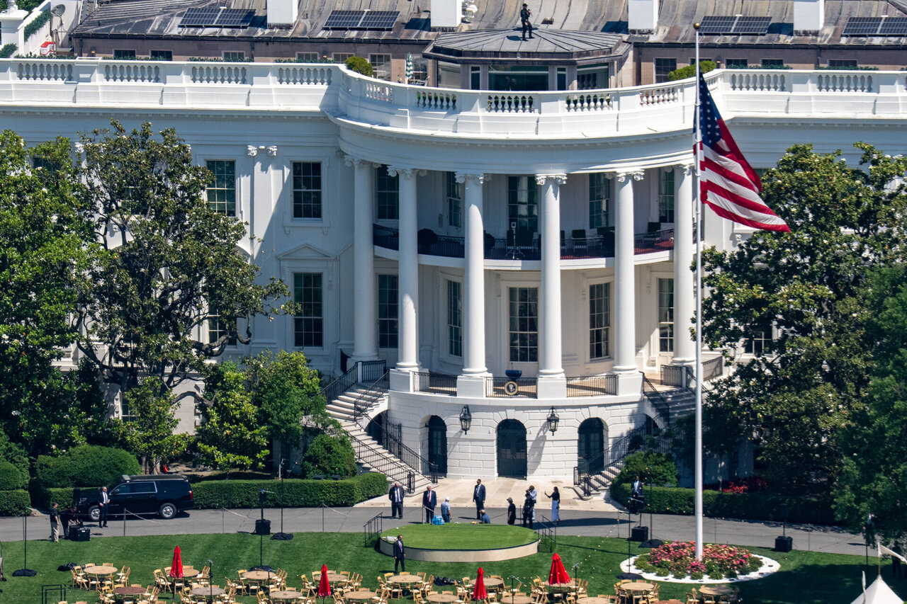 Donaldas Trumpas aprodė pokylių salės statybvietę su planuojama &bdquo;dronų imperija&ldquo; ant stogo
