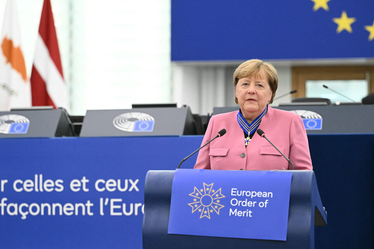 Angela Merkel ragina ES toliau reguliuoti socialinius tinklus ir DI