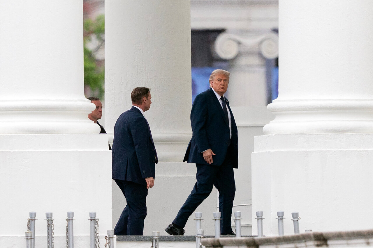 Tęsiantis deryboms dėl Irano, Donaldas Trumpas praleis sūnaus vestuves