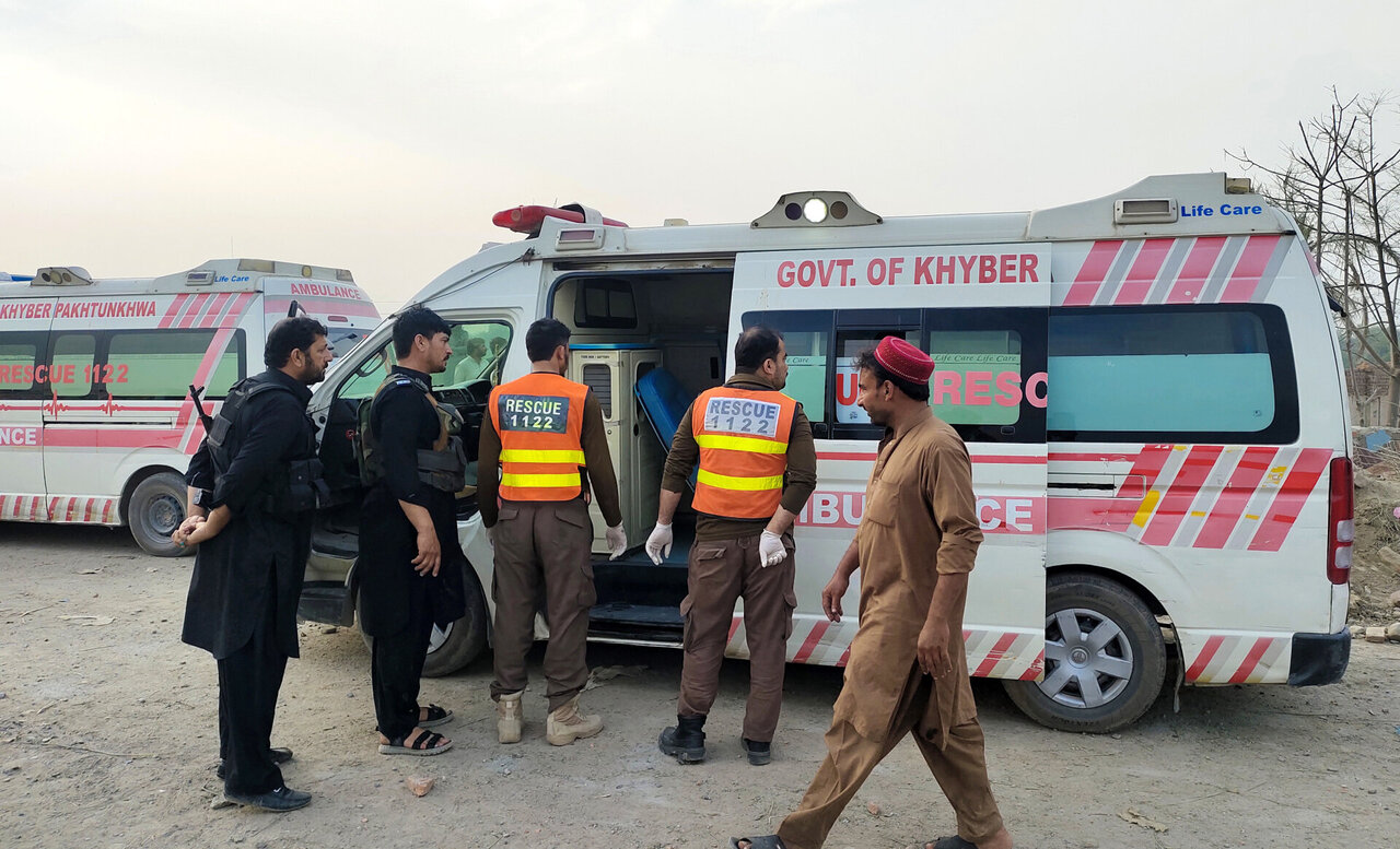 Pakistane mikroautobusui įsirėžus į autobusą žuvo 17 žmonių