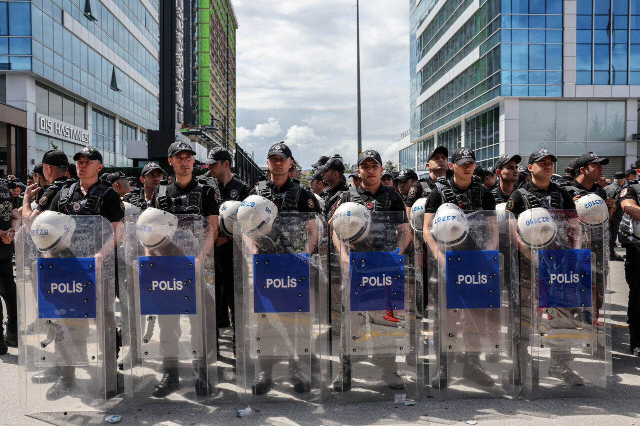 Turkijos riaušių policija ašarinėmis dujomis užėmė opozicinės partijos būstinę