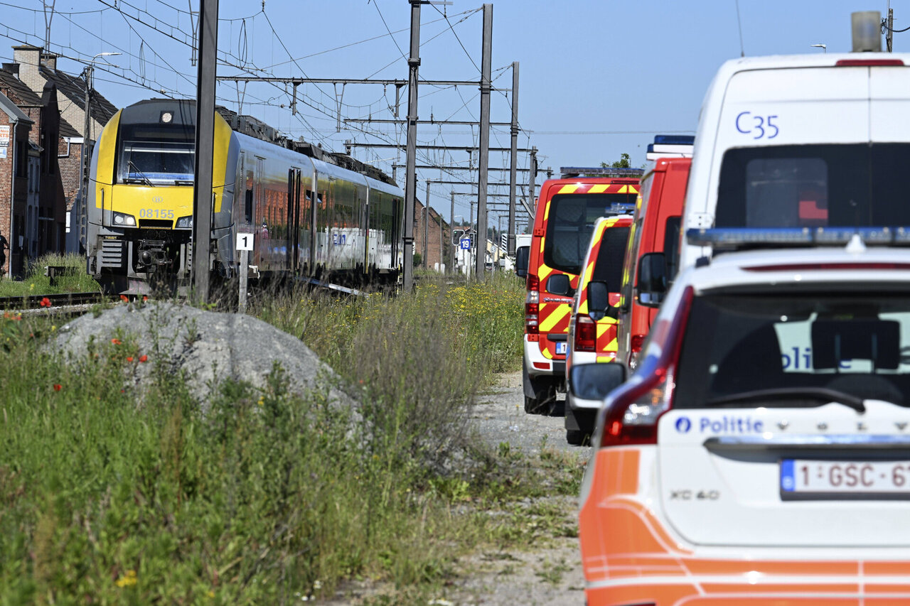 Belgijoje traukiniui įsirėžus į mokyklinį autobusą žuvo keli žmonės