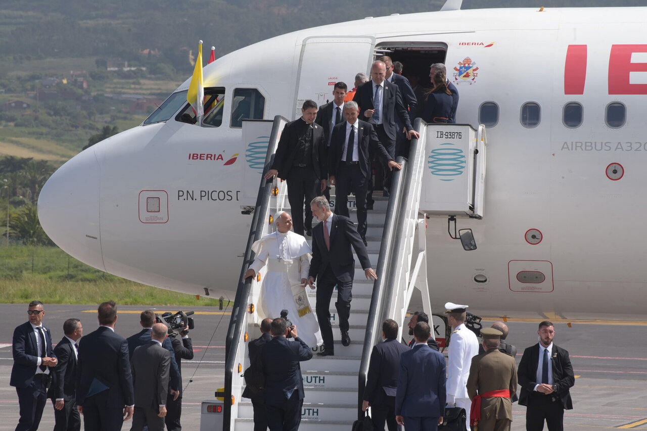 Dėl lėktuvo techninės problemos atidėtas popiežiaus skrydžio i&scaron;vykimas i&scaron; Ispanijos