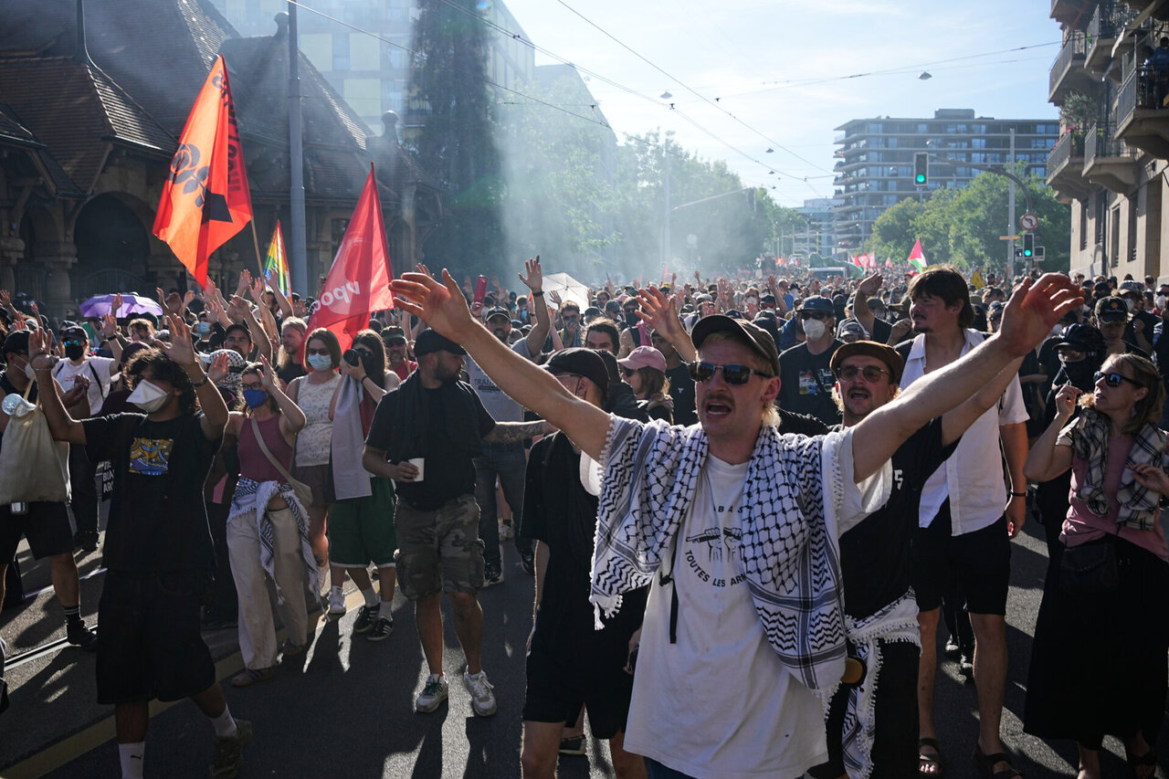 Ženevoje netoli JT būstinės kilo protestuotojų prieš G7 susirėmimai su policija