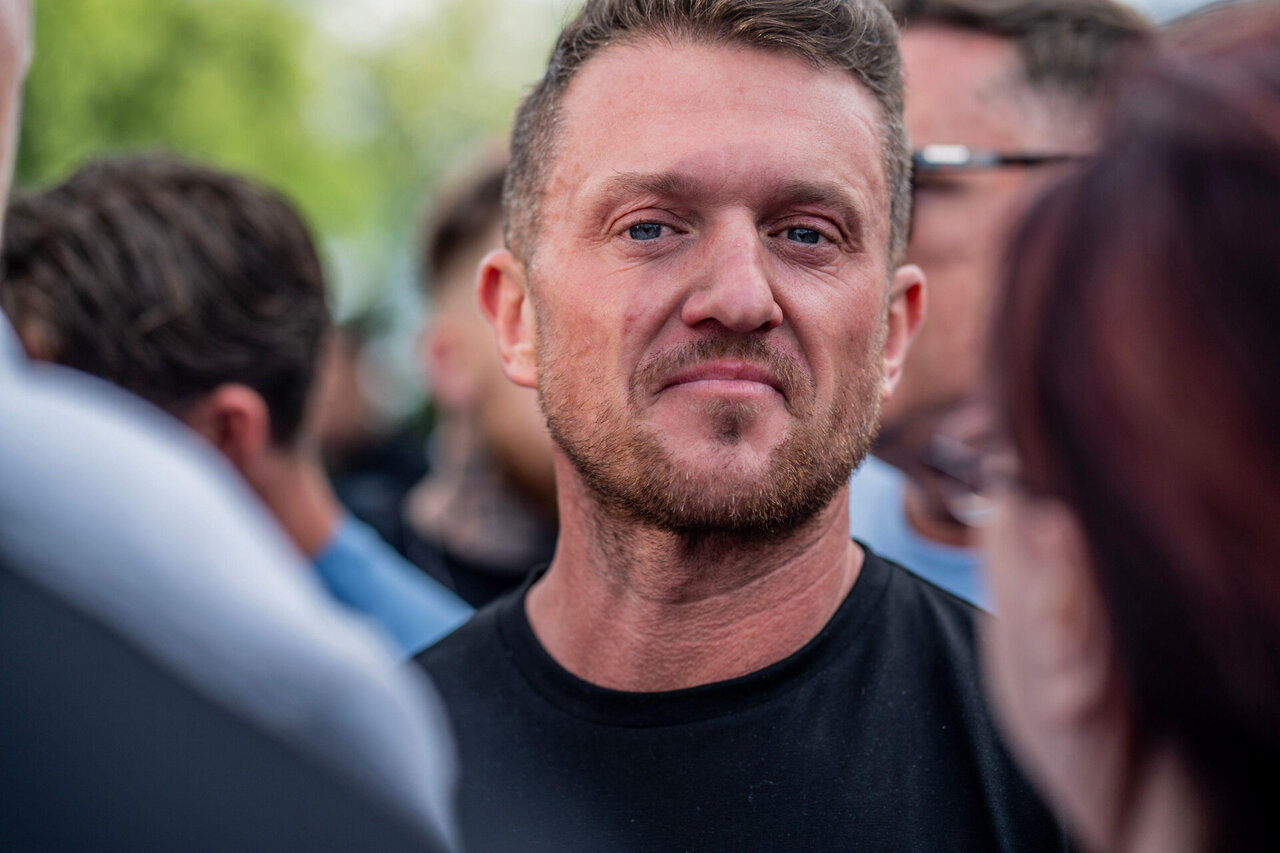 JK kra&scaron;tutinių de&scaron;iniųjų aktyvistas Tommy Robinsonas sulaikytas Hitrou oro uoste