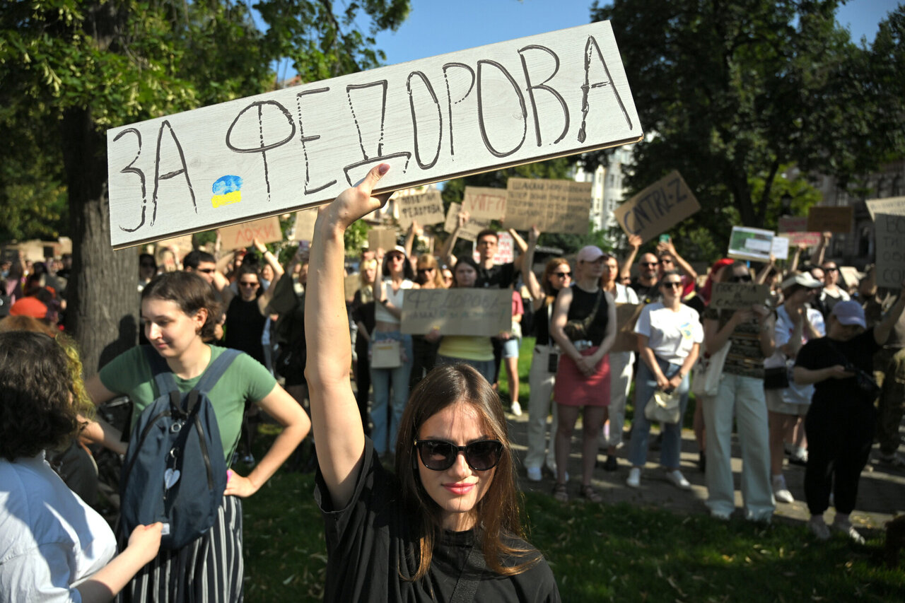 Atleistas Ukrainos gynybos ministras kaltina kariuomenės vadą bandymu suskaldyti šalį