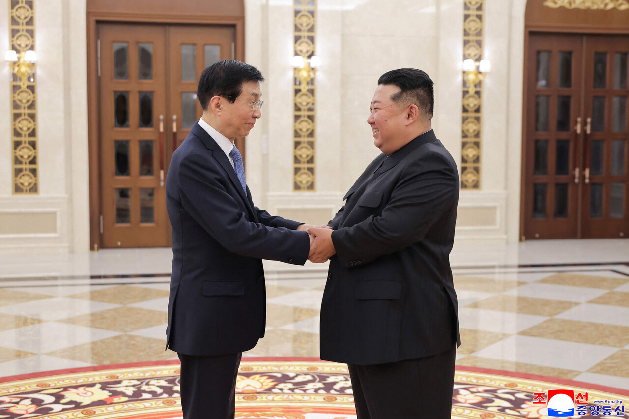 Kim Jong Unas susitiko su aukšto rango Kinijos pareigūnu paminėti draugystės sutarties