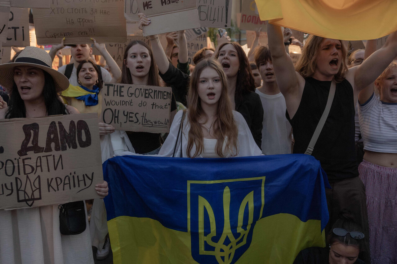 Ukrainoje trečią dieną vykstant protestams, Volodymyras Zelenskis svarsto pokyčius kariuomenėje