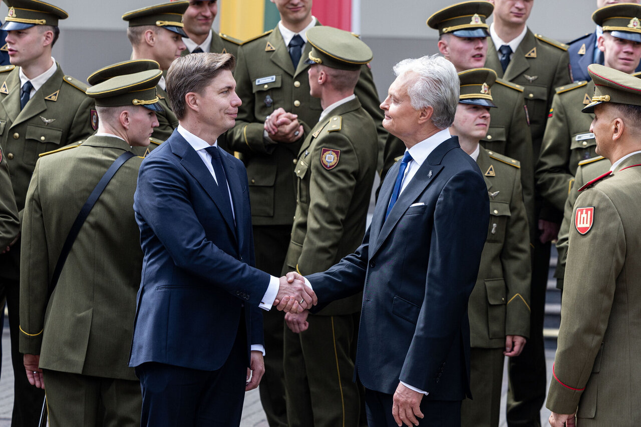 Prezidentas 58 karo akademijos absolventams suteikė pirmąjį karininko laipsnį
