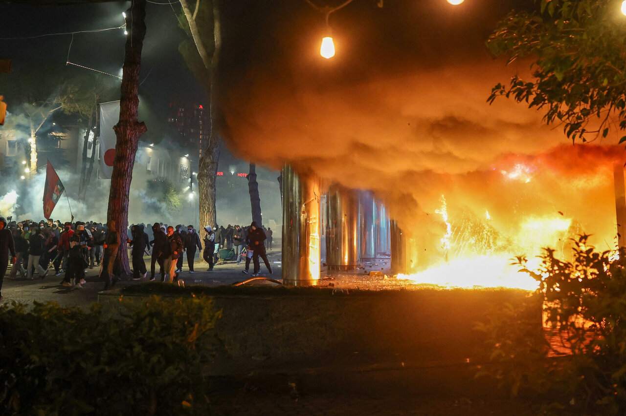 Per smurtinius protestus Albanijoje padegti vyriausybiniai pastatai