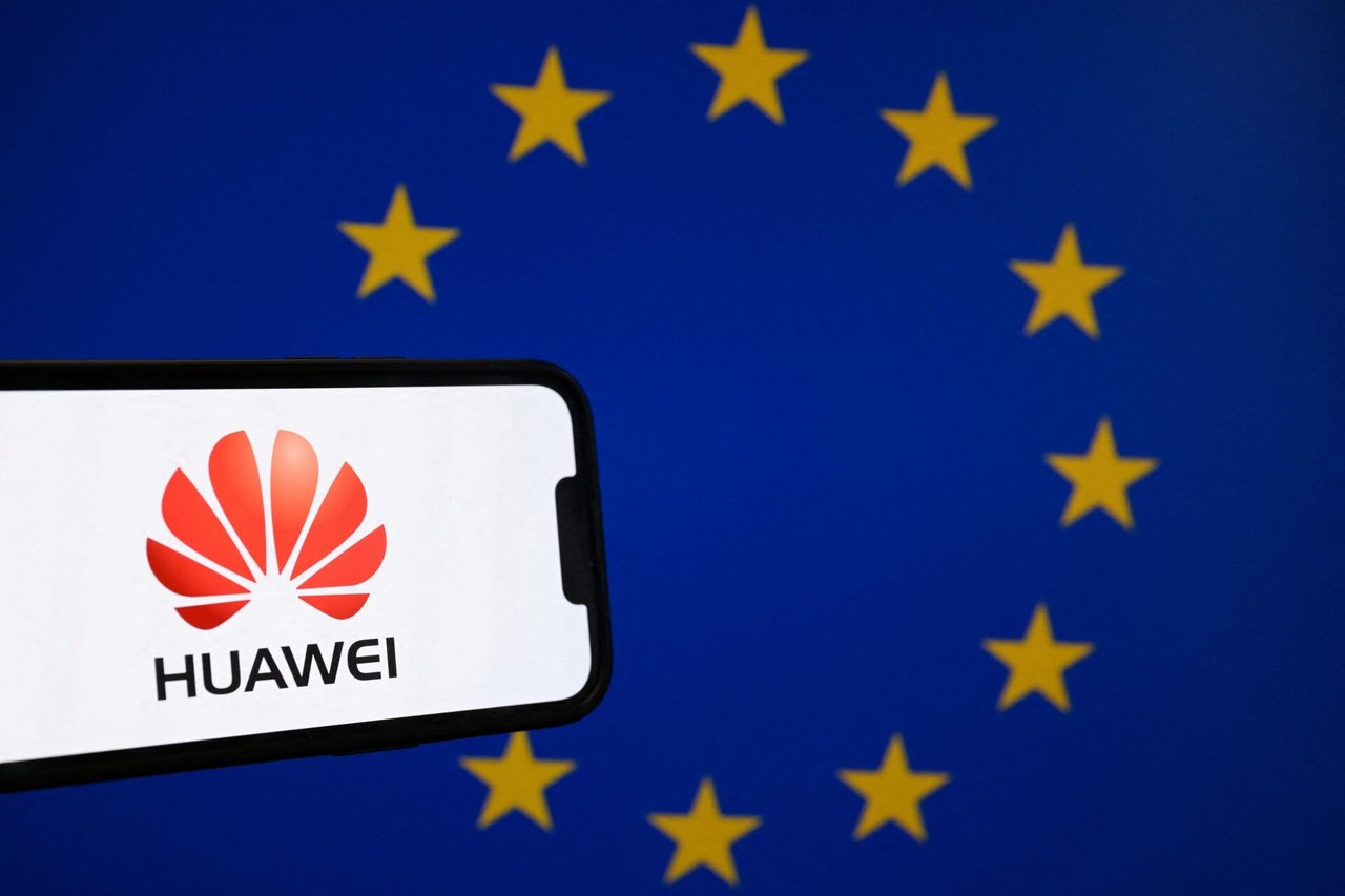 EP tiriant galimą „Huawei“ kyšininkavimą, apkaltinti 5 asmenys, atlikta naujų kratų