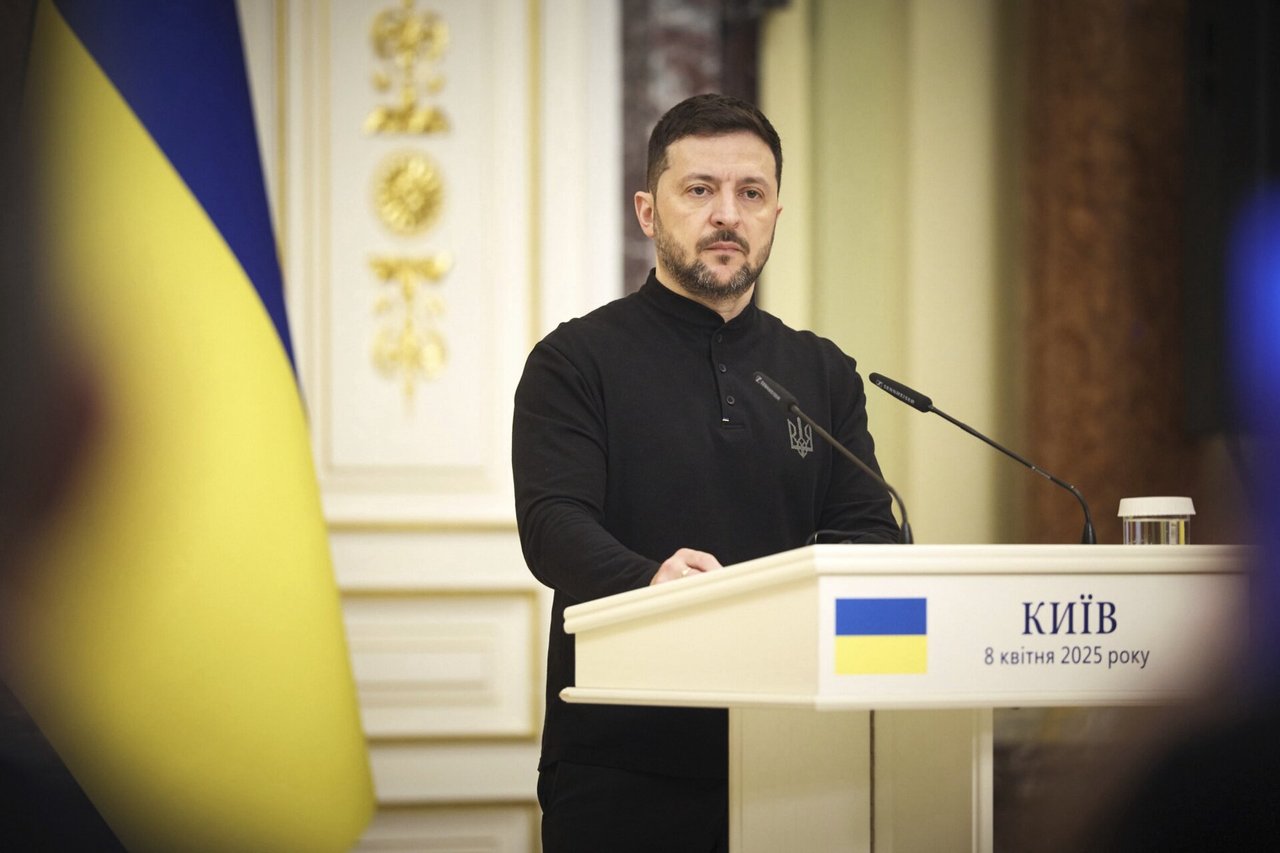 Ar tiesa, kad Ukrainoje pradėti statyti paminklai Volodymyrui Zelenskiui?