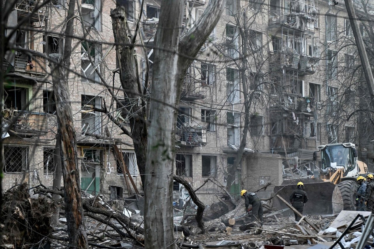 Rusai į Ukrainą naktį paleido 70 raketų ir 145 dronus