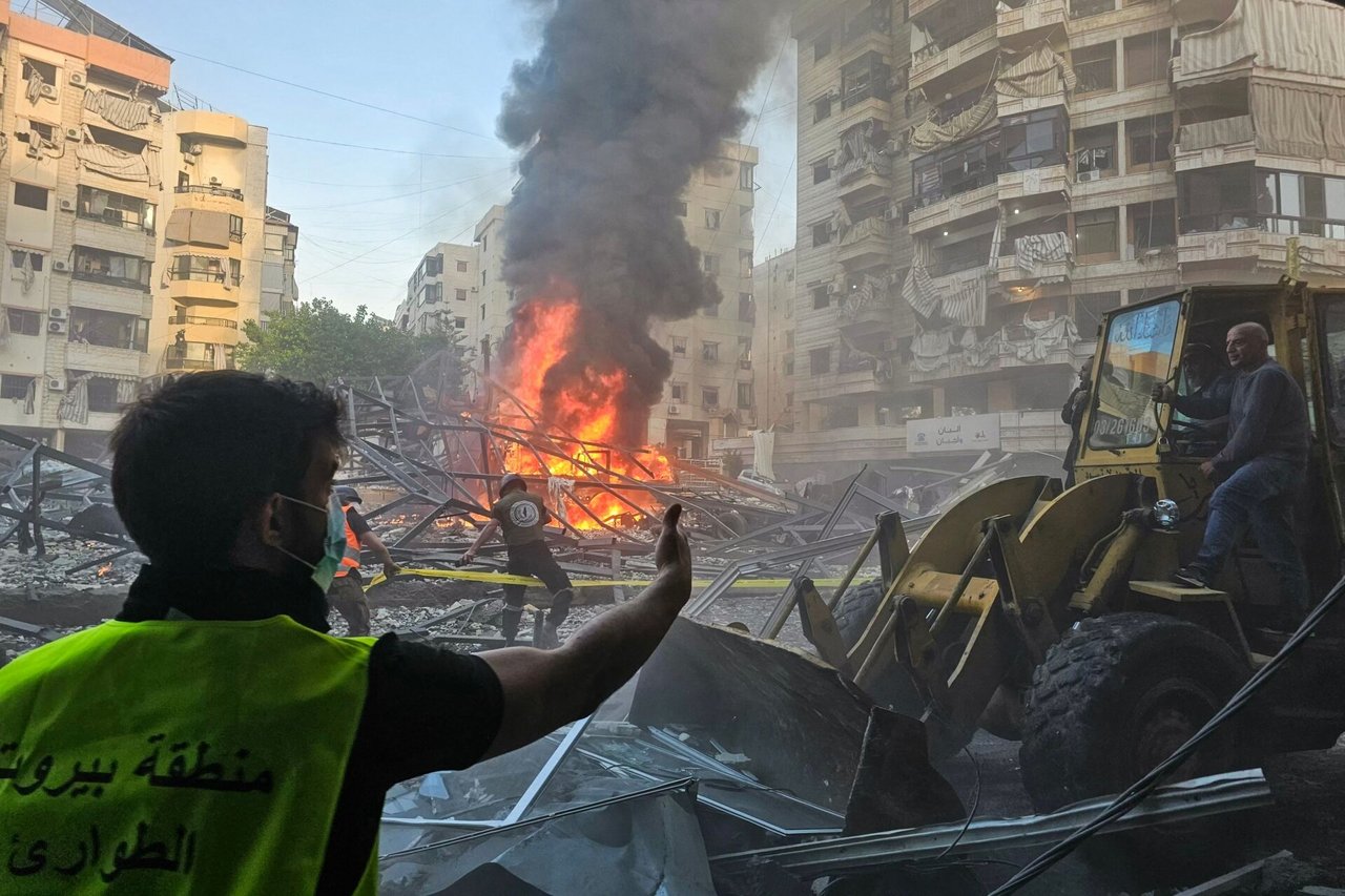 Izraelis teigia, kad Beiruto pietuose smogė į „Hezbollah“ raketų sandėlį