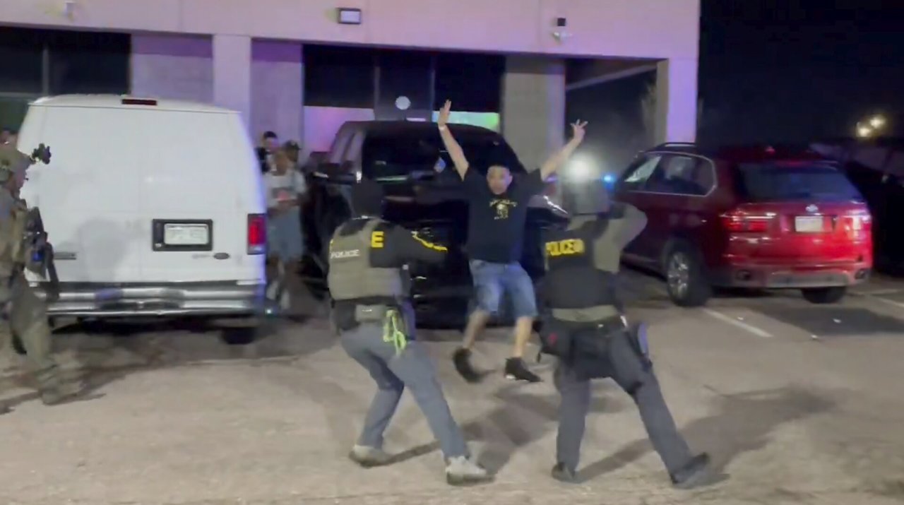 JAV per reidą naktiniame klube sulaikyta daugiau kaip 100 migrantų