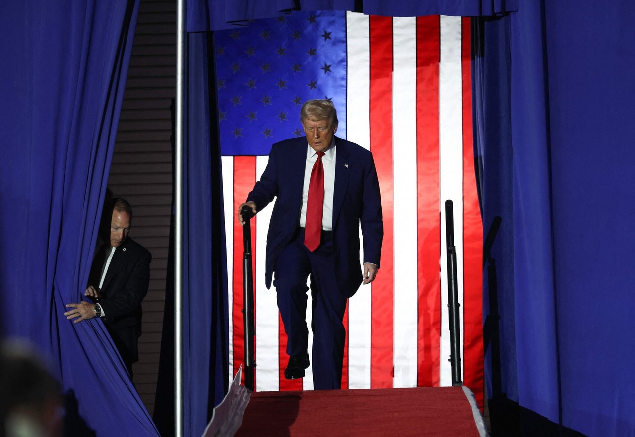 Trumpas atšventė 100 prezidentavimo dienų rinkimų kampanijos stiliaus mitingu