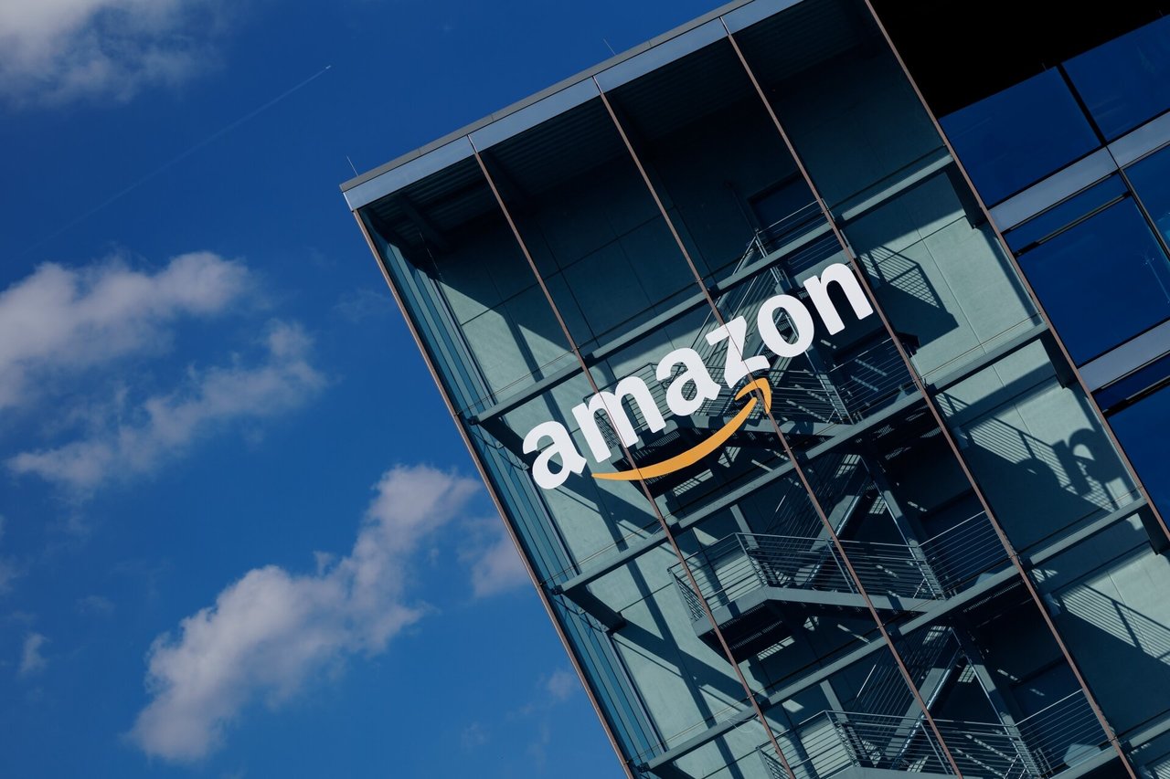 „Amazon“ neigia planavusi pradėti vartotojams rodyti Trumpo muitų įtaką kainoms