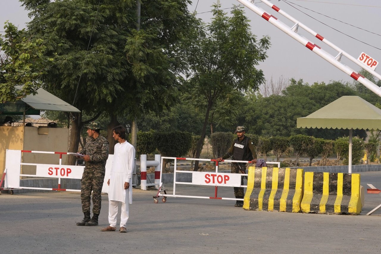 Pakistanas kartu su Indija aptarė paliaubų pažeidimus prie ginčijamos Kašmyro sienos