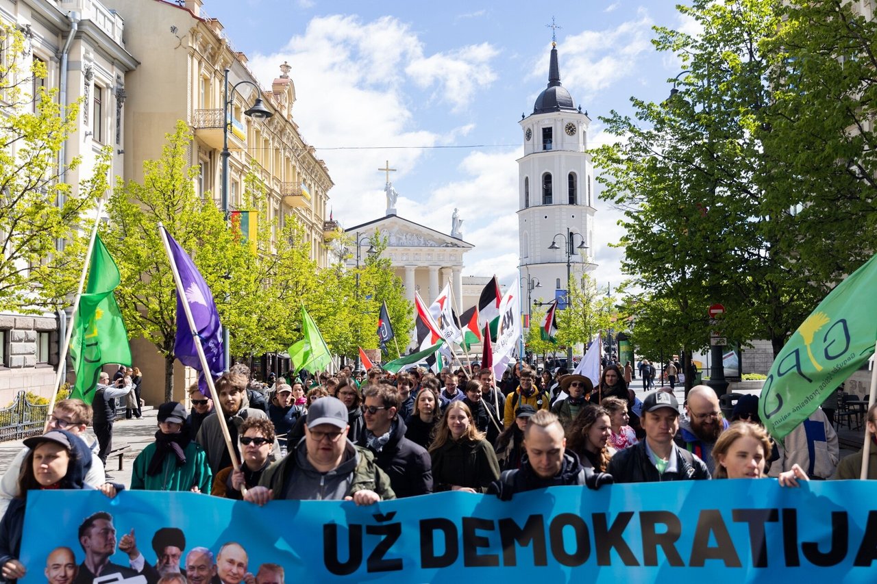 Daugiau nei 100 žmonių profsąjungų eitynėse Vilniuje minėjo Tarptautinę darbo dieną