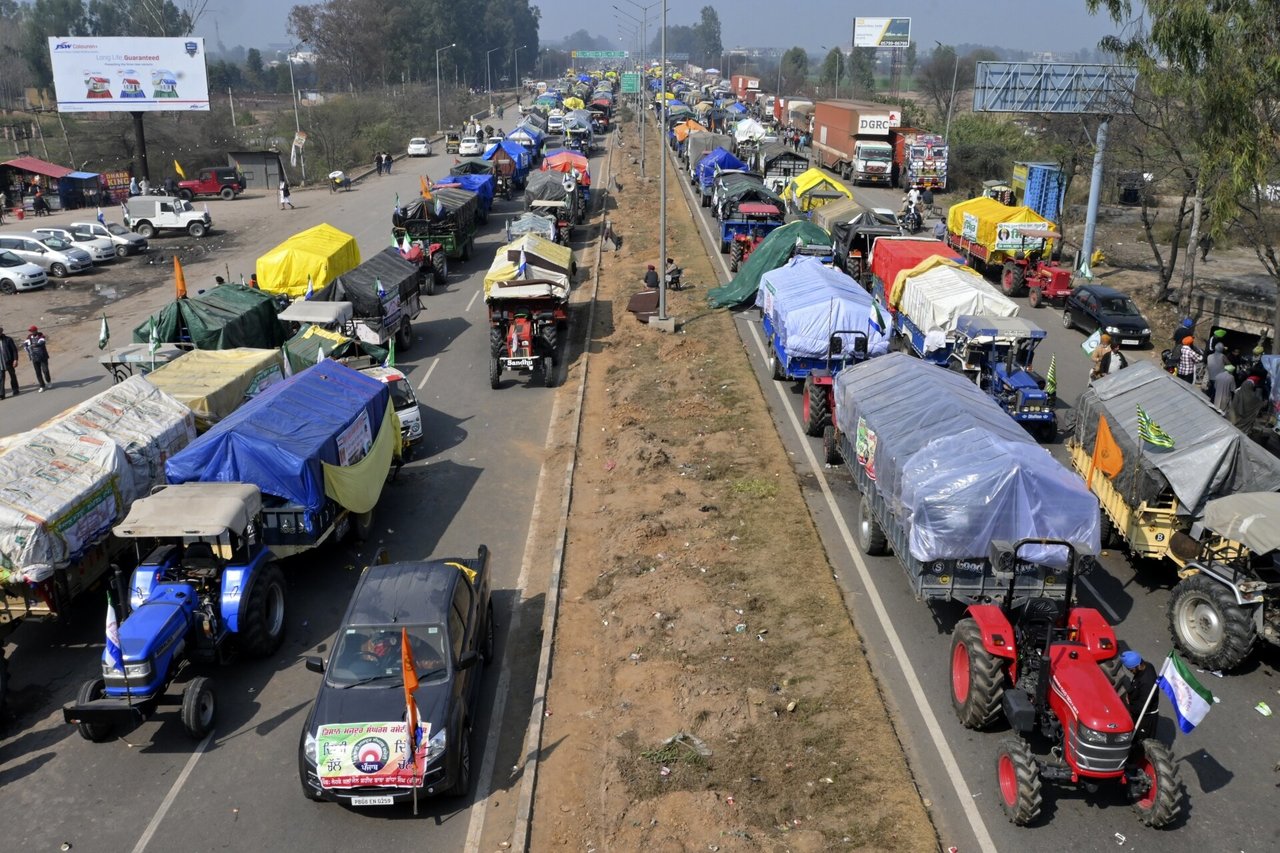 Protestuojančius Indijos ūkininkus pakeliui į sostinę sustabdė barikados