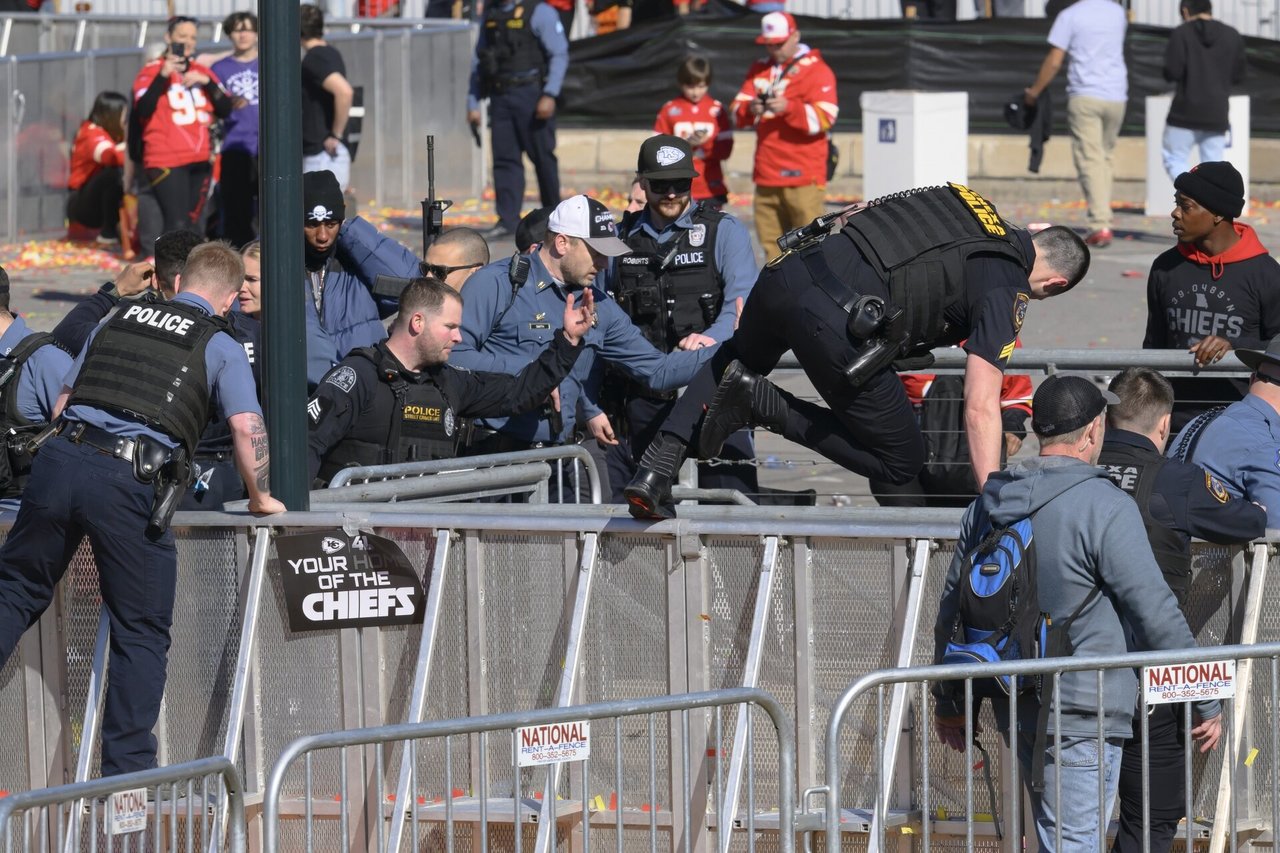 Policija: Kanzase šaudymo incidentas „Super Bowl“ nugalėtojų parade kilo dėl ginčo