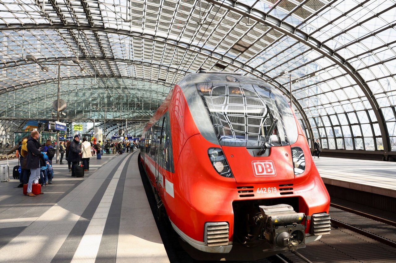 Vokietijos „Deutsche Bahn“ ir traukinių mašinistų profsąjunga sutarė dėl geresnių sąlygų