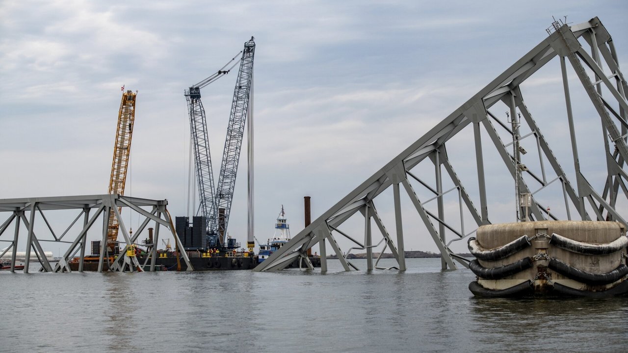 Pareigūnai teigia, kad darbininkai iškėlė pirmąją sugriuvusio Baltimorės tilto dalį