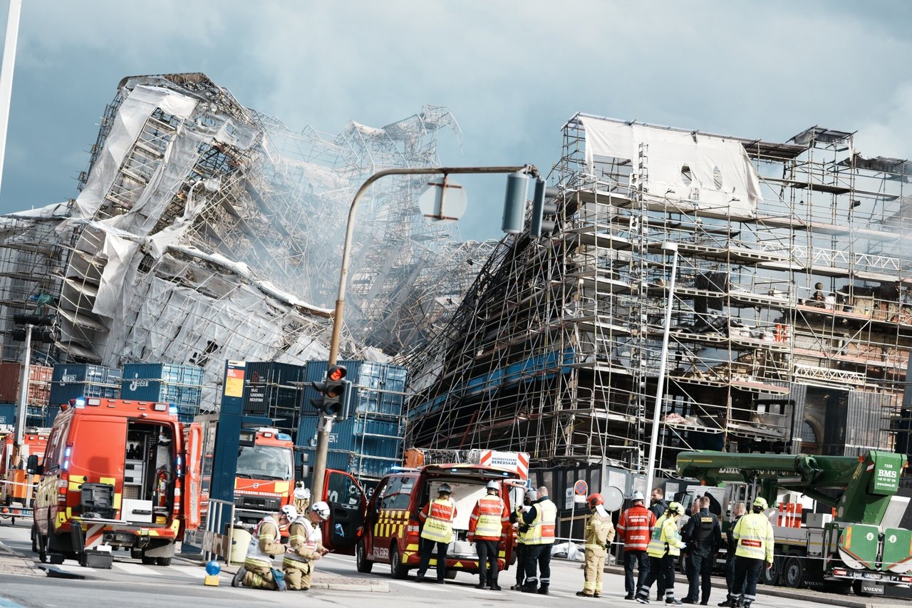 Gelbėjimo tarnybos: sugriuvo Kopenhagos istorinės biržos pastato fasadas