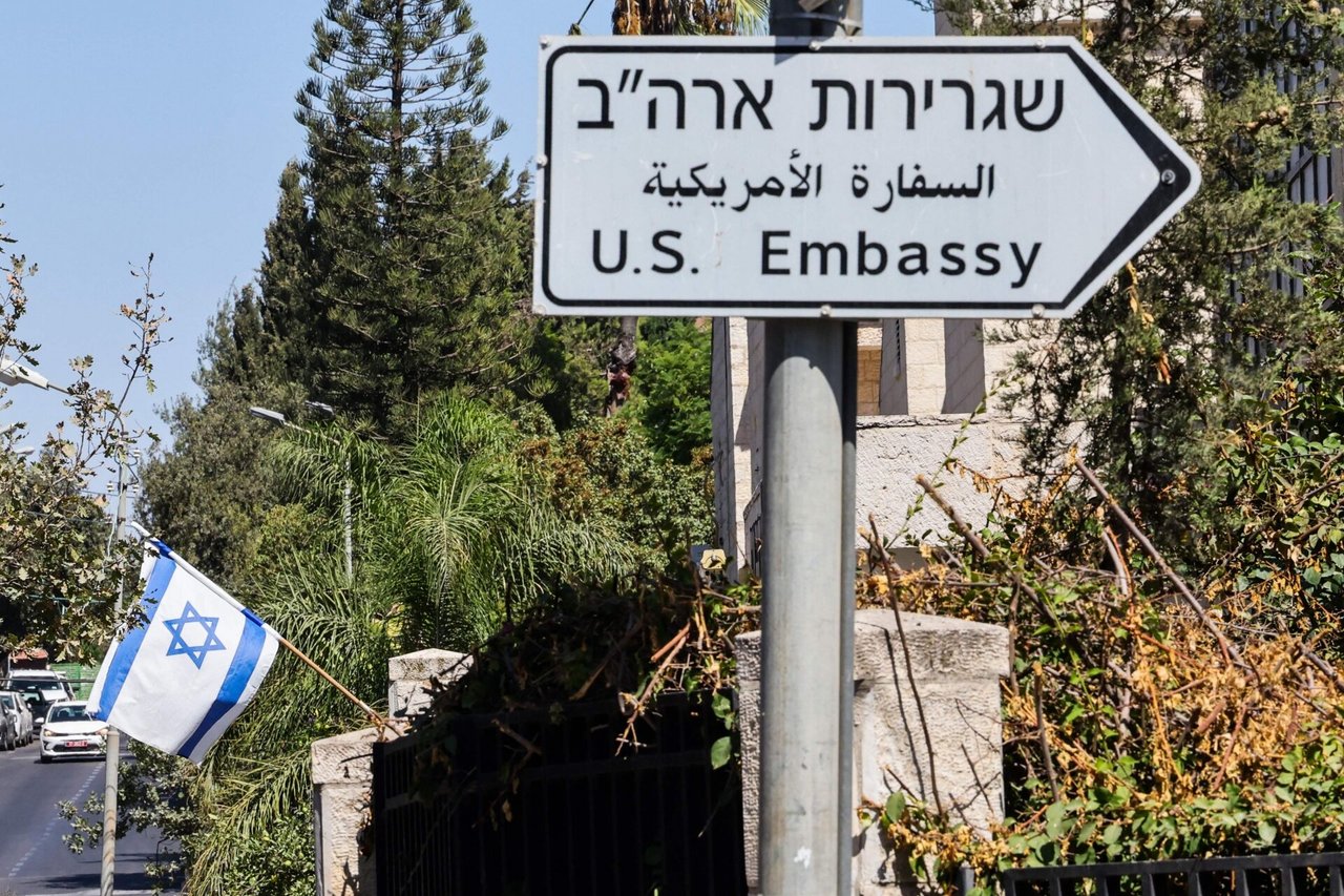 JAV ambasada Izraelyje nurodė darbuotojams ir jų šeimoms apriboti judėjimą