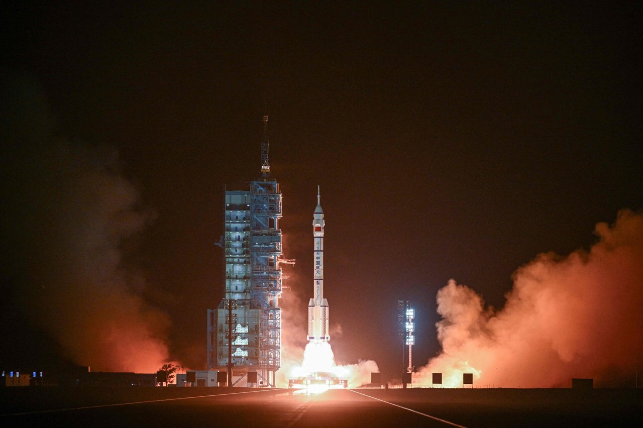 Į Kinijos kosminę stotį „Tiangong“ išskrido „Shenzhou-18“ įgula