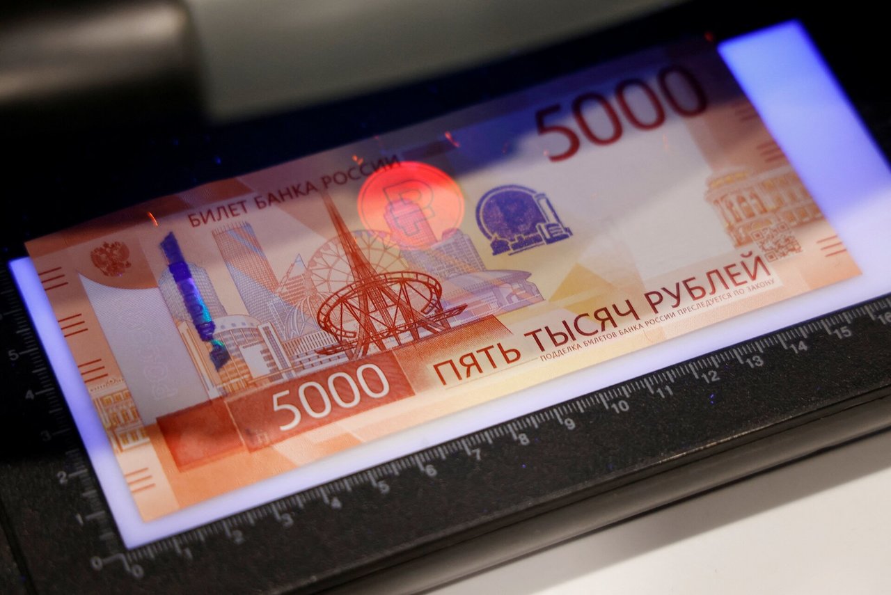 Rusijos pagrindiniai eksportuotojai toliau privalės konvertuoti užsienio valiutą į rublius