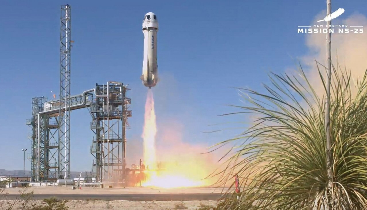 Transliacija: „Blue Origin“ pirmą kartą nuo 2022-ųjų paleido turistus į kosmosą