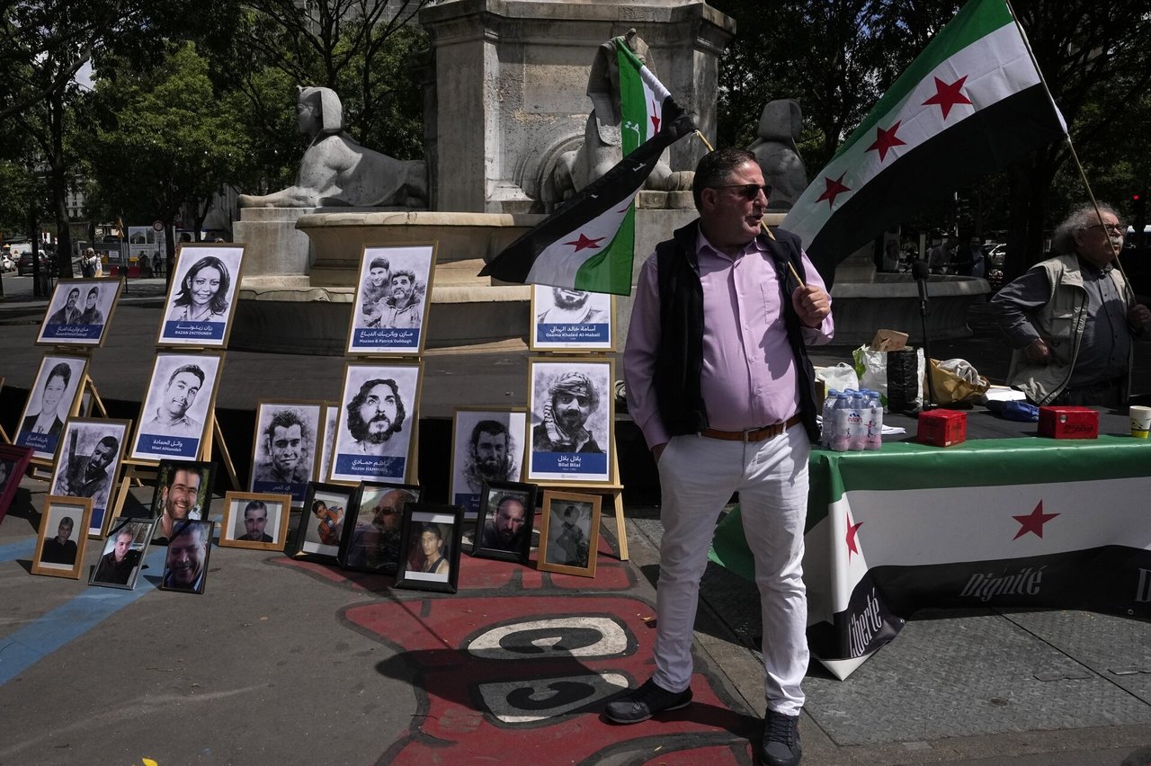 Paryžiaus teismas trims Sirijos pareigūnams skyrė laisvės atėmimo iki gyvos galvos bausmes