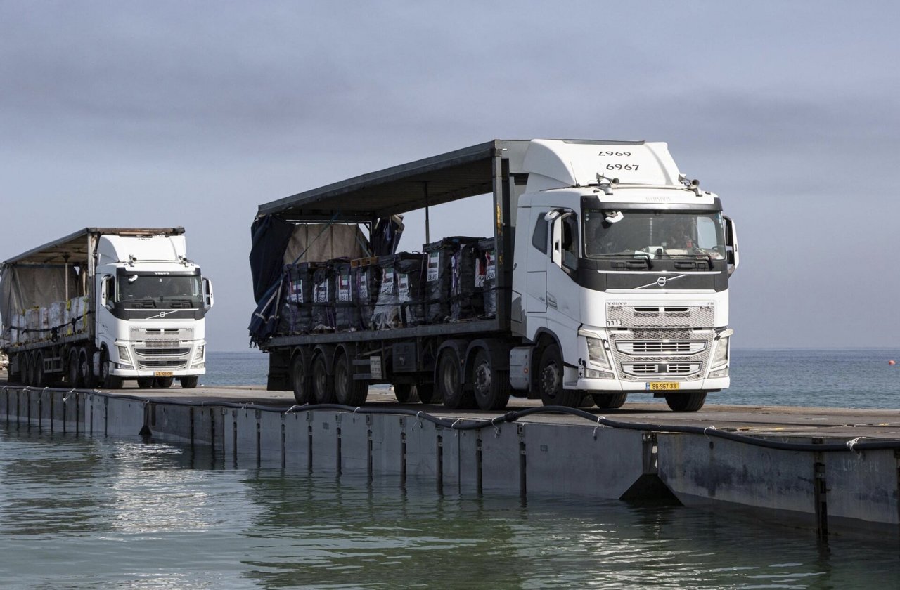 JT: per JAV pastatytą prieplauką į Gazos Ruožą atvyko beveik 100 sunkvežimių su pagalba