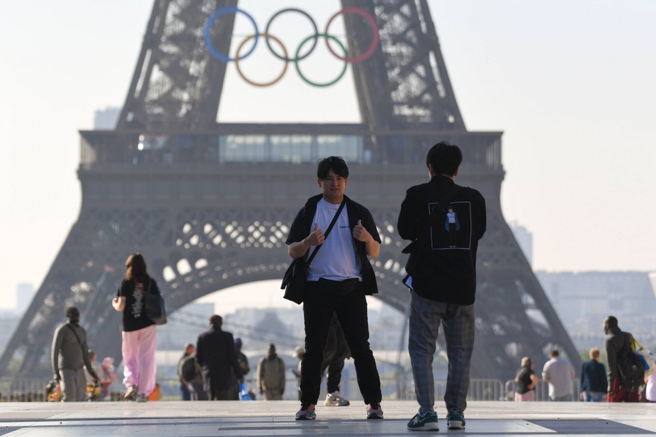 Paryžiuje ant Eiffelio bokšto pakabinti olimpiniai žiedai