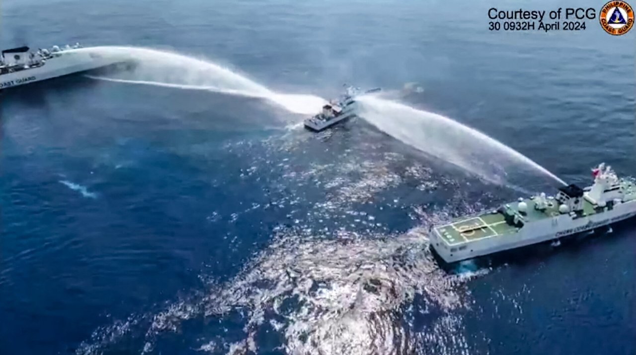Kinų pakrančių apsaugos tarnyba panaudojo vandens patranką prieš Filipinų laivus