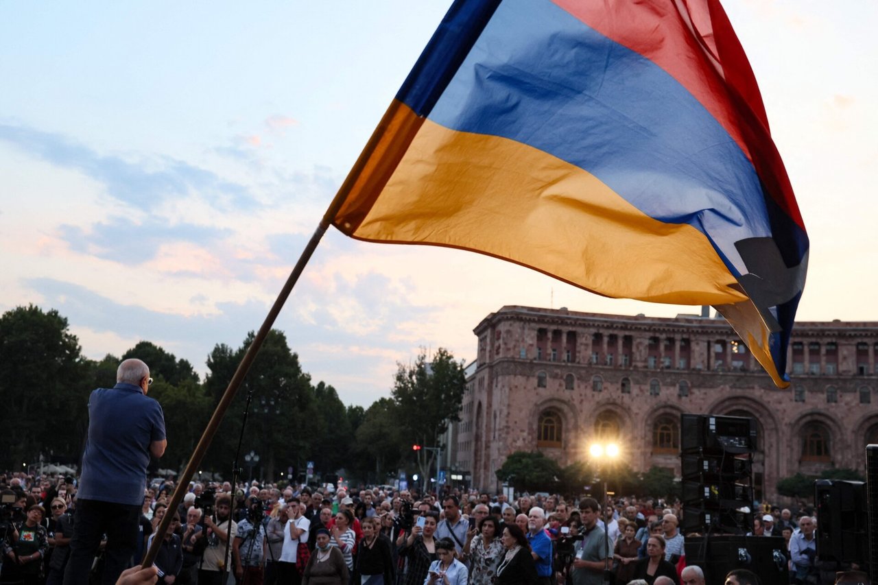 Armėnijoje dešimtys tūkstančių žmonių protestavo prieš kelių kaimų grąžinimą Azerbaidžanui