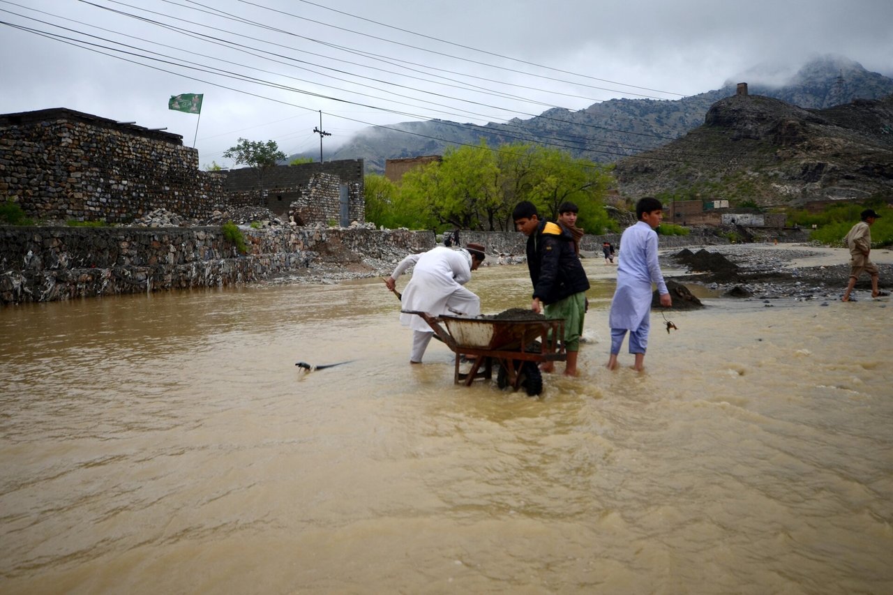Afganistano šiaurėje per staigų potvynį žuvo mažiausiai 50 žmonių