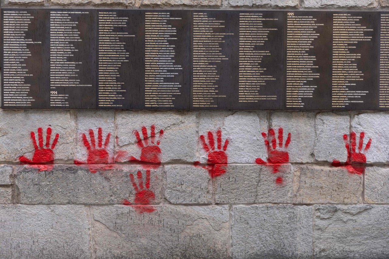 Ant Prancūzijos Holokausto memorialo buvo palikti raudoni delnų antspaudai