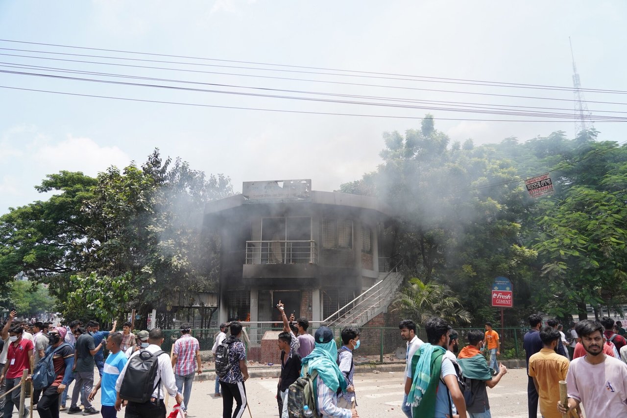Bangladeše užsidegė valstybinės televizijos būstinė, daug žmonių įstrigo pastato viduje