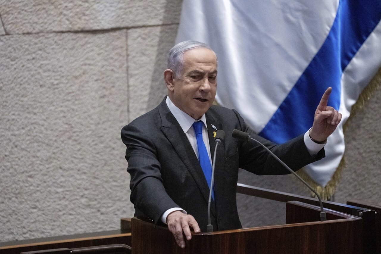 B. Netanyahu išvyko į JAV, kur susitiks su J. Bidenu